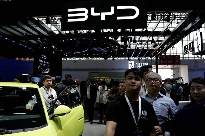 지난 25일 개막한 베이징 오토쇼의 BYD 전시관 모습. 로이터 연합뉴스