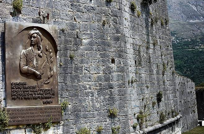 바이런이 그랜드 투어를 떠났던 알바니아에 그를 기념하는 표지판이 남아있다. [사진 출처=Gashi Bujar]