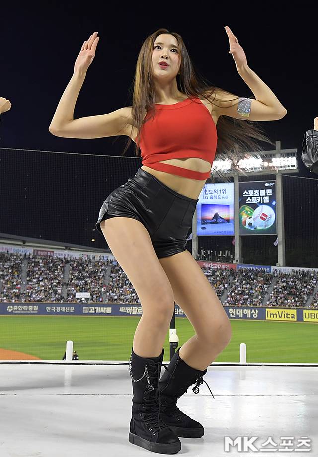 LG 치어리더 우혜준이 26일 오후 서울 잠실구장에서 열린 ‘2024 프로야구’ KIA 타이거즈와 LG 트윈스의 경기, 6회초가 끝난 뒤 치어리더 단상에 올라 특별 공연을 선보이고 있다. 사진=천정환 기자