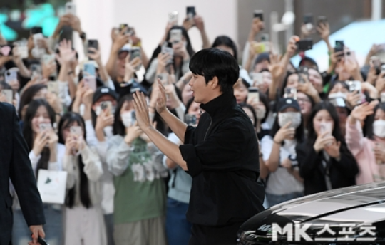 김수현이 주변에 모여든 팬들의 환호성에 감사 인사를 드리며 특유의 웃음으로 화답했다. 사진=천정환 기자