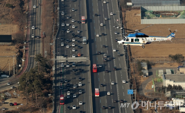 설 연휴를 앞둔 28일 오후 경찰청 헬기에서 바라본 경기도 용인시 신갈JC 인근 경부고속도로에서 귀성 차량들이 이동하고 있다.