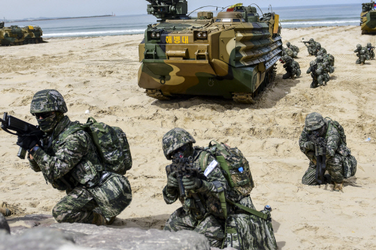 25일 경북 포항 도구해안에서 실시한 2024년 해군·해병대 여단급 합동상륙훈련 중 상륙군이 보병하차전투를 실시하고 있다. 해병대 제공