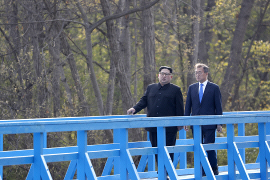 지난 2018년 4월 문재인 당시 대통령과 김정은 북한 국무위원장이 판문점 도보다리 위를 걷고 있다