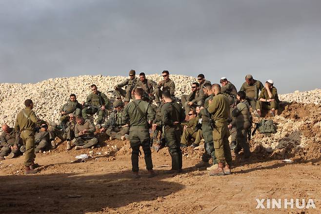 [가자지구=신화/뉴시스] 지난 1월18일(현지시각) 이스라엘 남부 가자지구 인근에 이스라엘 군인들이 모여 있다. 2024.04.27.
