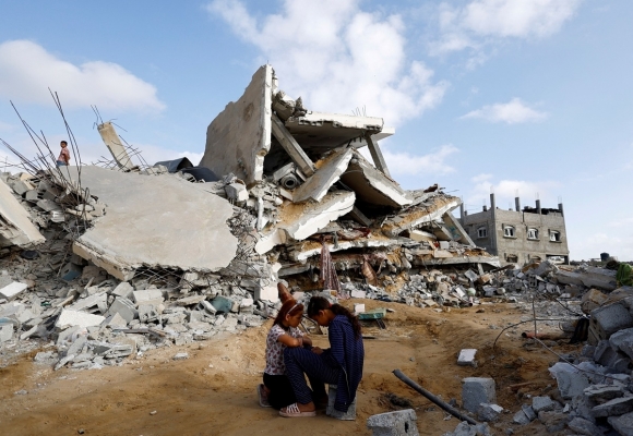 지난 20일 이스라엘군이 가자지구 라파를 공습한 가운데, 한 팔레스타인 가족이 무너진 집을 보며 탄식하고 있다. 로이터 연합뉴스