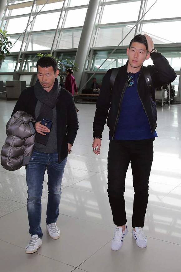 축구 국가대표 평가전에 출전했던 손흥민(레버쿠젠)이 2015년 4월1일 오전 소속팀으로 복귀하기 위해 아버지 손웅정씨와 함께 인천국제공항을 통해 출국하고 있다. ⓒ연합뉴스