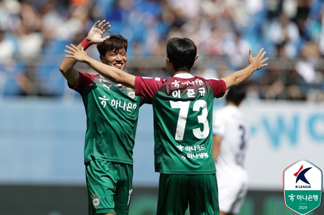 기뻐하는 김승대(왼쪽). /사진=한국프로축구연맹 제공