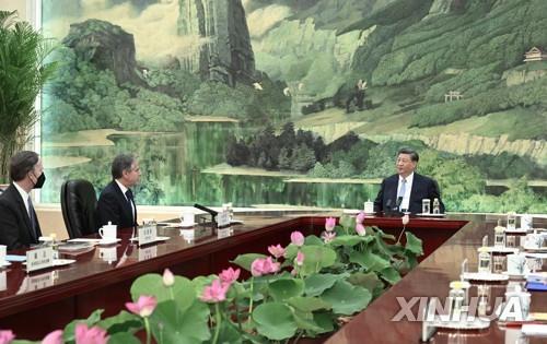 시진핑 중국 국가주석(맨 오른쪽)과 면담하는 블링컨 장관(가운데) [신화=연합뉴스 자료사진. 재판매 및 DB 금지]