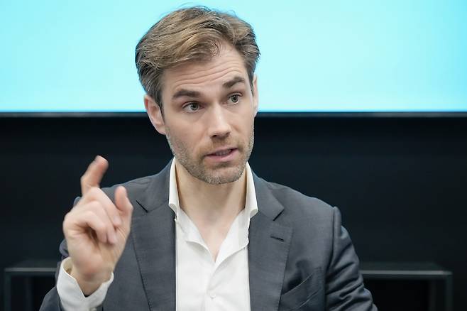 '질문에 답변 중인 막시밀리안 미소니 폴스타 디자인 총괄' 사진=자동차기자협회 공동취재단