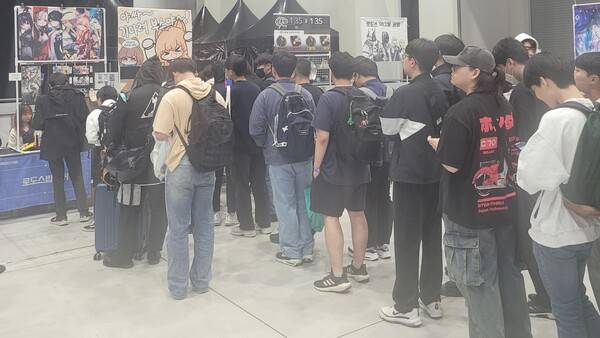 - 2차 창작 부스 또한 문전성시를 이뤘다