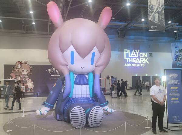 - 거대한 아미야와 같이 사진을 찍을 기회도 있다