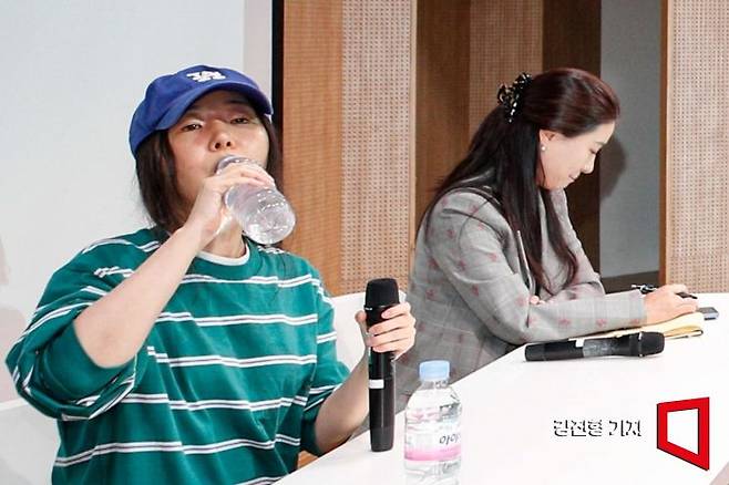 민희진 어도어 대표가 25일 서울 서초구 한국컨퍼런스센터에서 모회사 하이브와의 갈등 사태와 관련해 입장 발표를 하며 물을 마시고 있다. 사진=강진형 기자aymsdream@