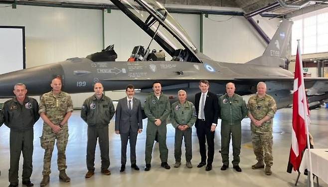 아르헨티나와 덴마크 당국자들이 4월 17일 덴마크의 한 공군기지에서 중고 F-16 전투기 매매 계약을 체결한 뒤 기념 촬영을 하고 있다. /덴마크 국방부