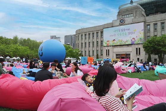 서울광장에서 열린 야외도서관 행사에서 책을 읽고 있는 시민. 사진 연합뉴스