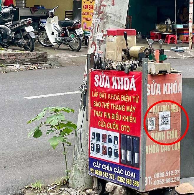베트남 하노이의 한 열쇠수리 좌판에 결제를 위한 QR코드(붉은 원)가 붙어있다./사진=김성휘