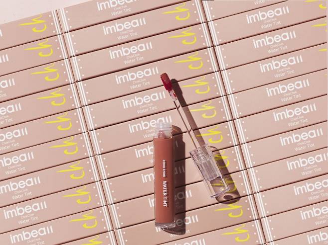 선명하고 볼륨감 있는 입술로 표현해주는 임비올 촉촉워터틴트 애프리콧 누드 컬러.