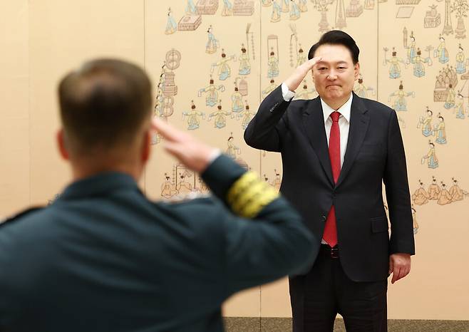 윤석열 대통령이 2024년 4월24일 서울 용산 대통령실 청사에서 열린 장성 진급·보직 신고 및 삼정검 수치 수여식에서 대장으로 진급한 강호필 신임 합동참모본부 차장으로부터 거수경례를 받고 있다. 연합뉴스
