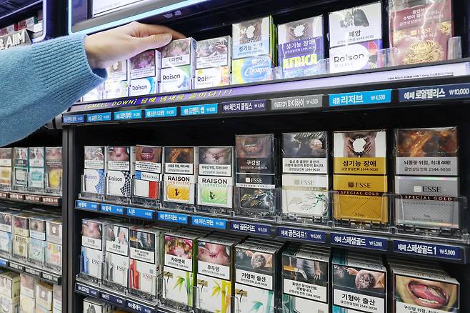 서울의 한 편의점의 담배 진열대. /뉴스1