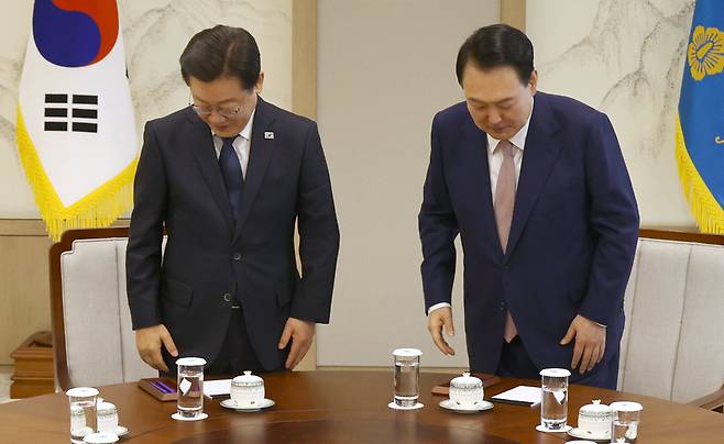 윤석열 대통령이 29일 오후 서울 용산 대통령실 청사에서 이재명 더불어민주당 대표와 만나 인사를 나눈 뒤 자리에 앉고 있다. 2024. 4.29 대통령실사진기자단