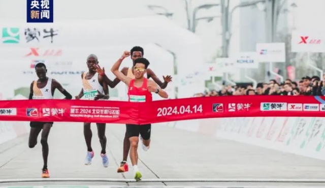 중국 베이징에서 지난 14일 열린 베이징 하프마라톤대회에서 중국의 허제 선수가 아프리카 선수 3명보다 먼저 1위로 들어오는 장면. CCTV 캡처