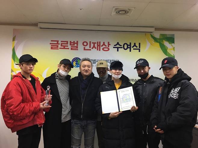 글로벌사이버대학교 방송연예과 천범주 교수 카카오스토리에 게재된 사진. 방탄소년단 진을 제외한 6명의 멤버가 해당 대학교를 졸업했다. /사진=글로벌사이버대학교 방송연예과 블로그