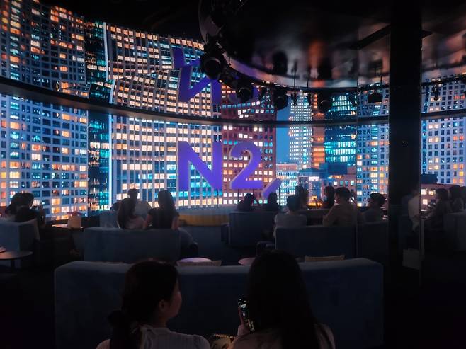 지난 28일 오후 6시쯤 서울 성동구 성수동에서 열린 'N2, NIGHT' 팝업스토어의 메인 공간. 싱잉볼 명상 수업을 들으려는 참여자들로 공간이 가득차 있다. /사진=박수현 기자