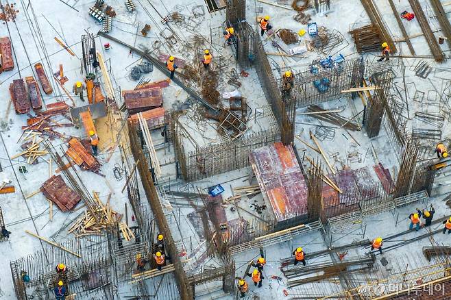 (화이안 AFP=뉴스1) 강민경 기자 = 중국 부동산 시장이 침체를 겪는 가운데 동부 장쑤성 화이안의 한 건설 현장에서 인부들이 일하고 있다. 2024.1.21 ⓒ AFP=뉴스1 Copyright (C) 뉴스1. All rights reserved. 무단 전재 및 재배포, AI학습 이용 금지. /사진=(화이안 AFP=뉴스1) 강민경 기자