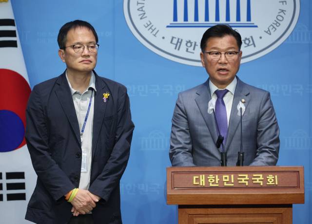이양수(오른쪽) 국민의힘 원내수석부대표와 박주민 더불어민주당 원내수석부대표가 1일 국회에서 '이태원 참사 진상 규명 특별법'에 대해 합의한 사항을 발표하고 있다. 연합뉴스
