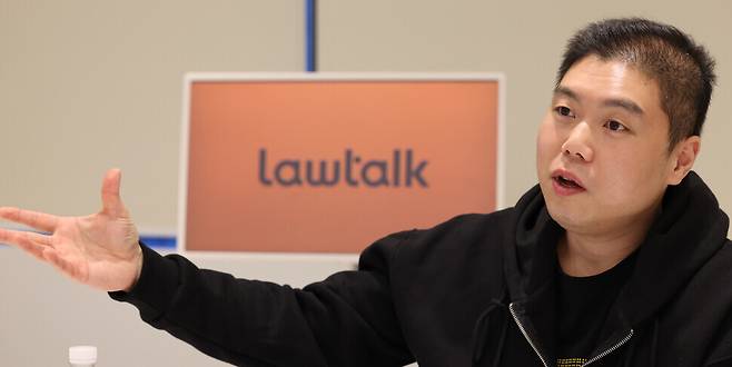 김본환 로앤컴퍼니 대표가 2023년 10월17일 한겨레와의 인터뷰에서 법률서비스 플랫폼 ‘로톡’에 대해 설명하고 있다. 김정효 기자 hyopd@hani.co.kr