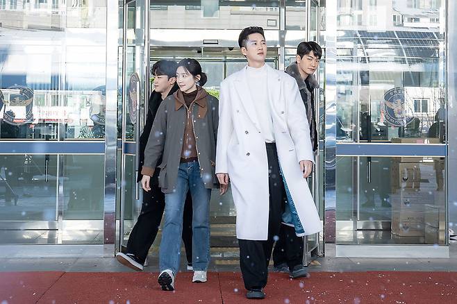 SBS 드라마 〈재벌X형사〉의 한 장면. 재벌이 정의 실현 히어로로 그려진다. ⓒSBS 제공