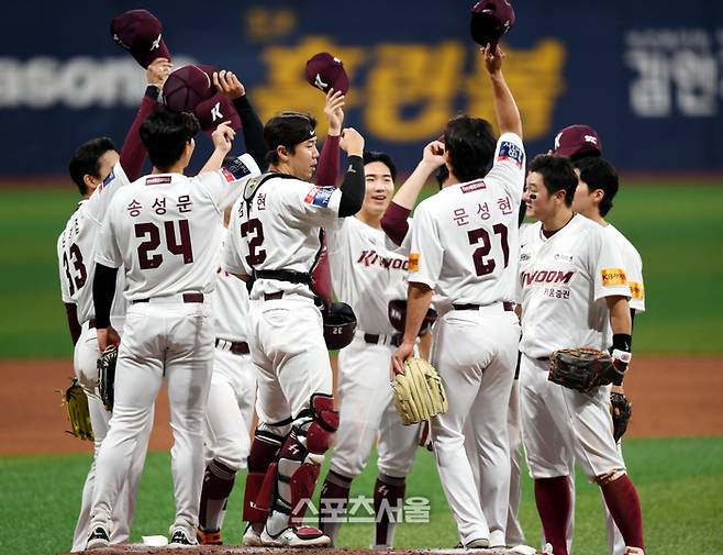 키움 선수들이 5일 고척 스카이돔에서 열린 2024 KBO리그 한화와 경기 후 하이파이브를 하며 승리를 자축하고 있다. 2024. 4. 5.고척 | 최승섭기자 thunder@sportsseoul.com