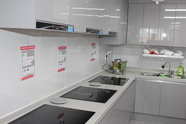 화재 위험을 고려한 인덕션과 소방 안전장비를 곳곳에 설치해 눈길을 끌었다.