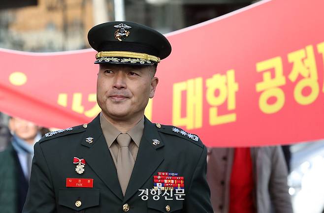 집중호우 피해자 수색 중 순직한 고(故) 채 상병 사고 조사를 담당했던 박정훈 전 해병대 수사단장(대령)이 지난해 12월 7일 항명죄 첫 재판을 받기 위해 서울 용산구 군사법원으로 들어가고 있다. 김창길 기자