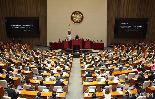 (서울=뉴스1) 송원영 기자 = 2일 서울 여의도 국회에서 열린 제414회국회(임시회) 제1차 본회의에서 '전세사기 피해자 지원 및 주거안정에 관한 특별법'(전세사기특별법) 개정안 본회의 부의 안건이 상정되고 있다. 2024.5.2/뉴스1 Copyright (C) 뉴스1. All rights reserved. 무단 전재 및 재배포, AI학습 이용 금지. /사진=(서울=뉴스1) 송원영 기자