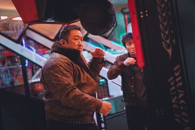 4일 700만 관객을 돌파한 영화 ‘범죄도시4′. 전주국제영화제에서는 ‘범죄도시4′가 약 80%의 상영 점유율로 스크린을 독식하면서 관객의 선택권을 침해했다는 비판이 나왔다. /에이비오엔터테인먼트