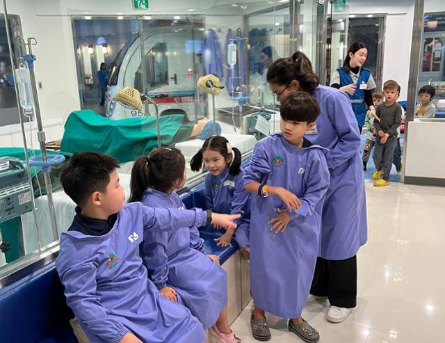 지난해 10월 베트남 하노이 롯데몰 웨스트레이크에 위치한 어린이 직업체험 공간 키자니아에서 어린이들이 수술실 체험 순서를 기다리고 있다. 하노이=허경주 특파원