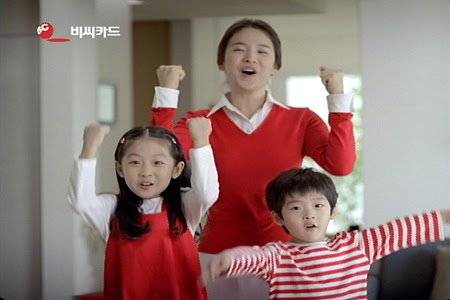 2004년 방영한 BC카드 광고. 이 광고로 '아빠 힘내세요'는 인기 역주행 했다.