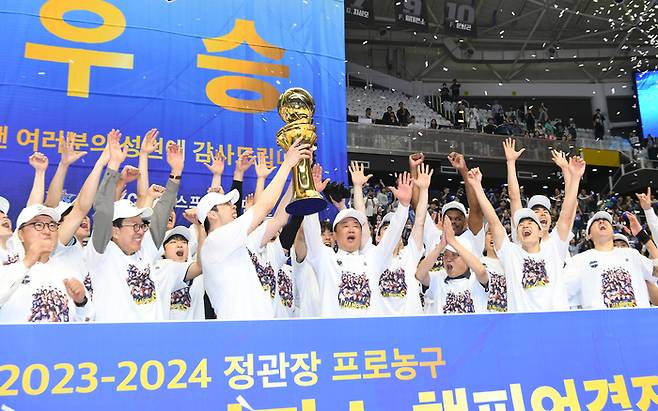 역사적인 우승을 차지한 KCC. 사진 | KBL