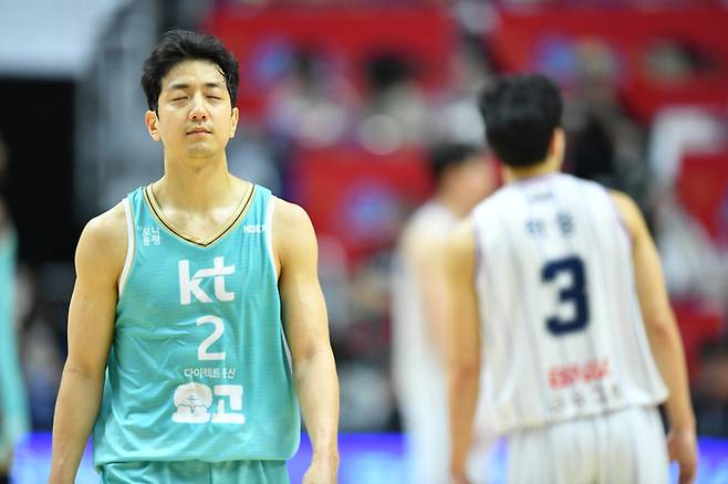 형 허웅과 우승을 놓고 맞붙은 KT 허훈. 사진 | KBL