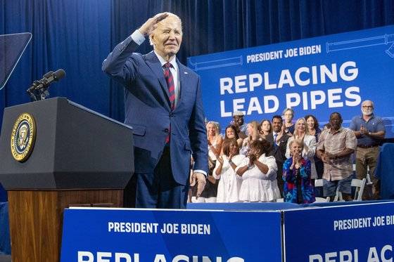 조 바이든 대통령이 지난 2일 노스캐롤라이나주 윌밍턴에서 연설 후 손짓하고 있다. AP=연합뉴스