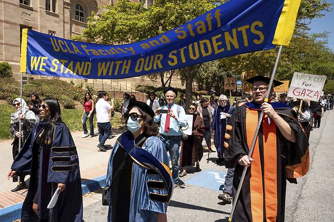 지난달 29일(현지시간) 캘리포니아주 로스앤젤레스 캘리포니아대학(UCLA)의 교수진이 학내 반전 시위대를 지지하기 위해 캠퍼스 안에서 행진하고 있다. AP연합뉴스
