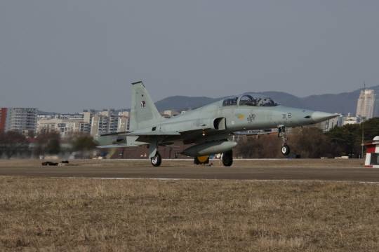 2024년 5월 현재 운용중인 KF-5F 제공호 전투기. 2028년 퇴역 예정이며, 국산 KF-21 보라매 공군 인도 예정 시기인 2026년으로 앞당겨 명예롭게 치르자는 제안이 나오고 있다. 디펜스타임즈 제공