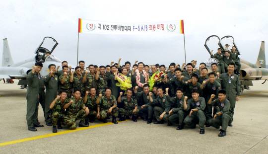 화력제어레이더가 장착되지 않은 제102전투비행대대의 F-5A/B 전투기는 2005년 퇴역했다. 공군 제공