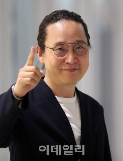 송길영 작가는 최근 이데일리와의 인터뷰에서 “결혼을 출산의 전제로 여기는 강박속에선 결혼이 어려우면 출산도 어렵다”며 “비혼출산을 개인의 선택으로 수용·존중해야 한다”고 말했다.