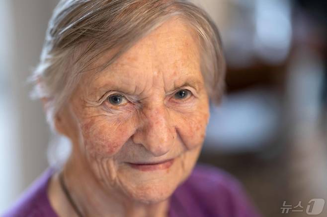 과거 세계 2차 대전 당시 미군에게 성폭행 당한 피해자 캐서린 투르넬렉에 대해 증언한 캐서린의 언니 잔느 투르넬렉. 2024.03.14 ⓒ AFP=뉴스1 ⓒ News1 정지윤 기자
