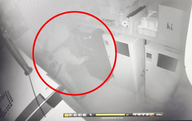 ▲ 지난 6일 오전 2시 52분 원주 학성동 소재의 한 경비보안업체 관리실에 모자를 쓴 채 침입, 남성 직원 1명을 제압하고 업체 차량 1대와 ATM 마스터키를 탈취한 사건이 발생했다. 사진은 경찰이 입수한 당시 CCTV 화면. 원주경찰서 제공