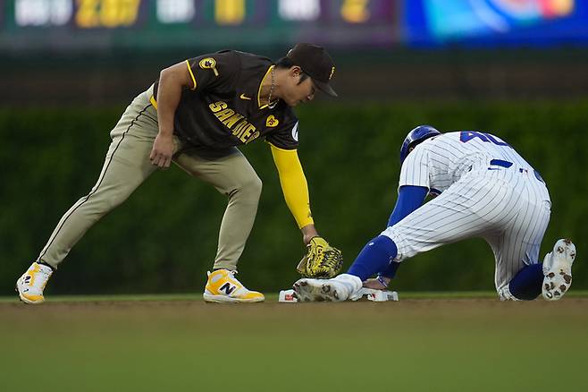 김하성이 8일(한국시간) 미국 일리노이주 시카고의 리글리 필드에서 열린 컵스와 경기에서 주자 마이크 터크먼에게 견제하고 있다. 사진 | 시카고=AP연합뉴스