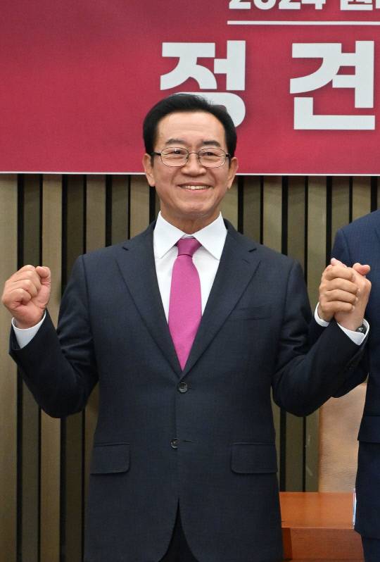 8일 국회에서 열린 국민의힘 원내대표 선출을 위한 정견발표회에 참석한 이종배 후보가 포즈를 취하고 있다. 연합뉴스