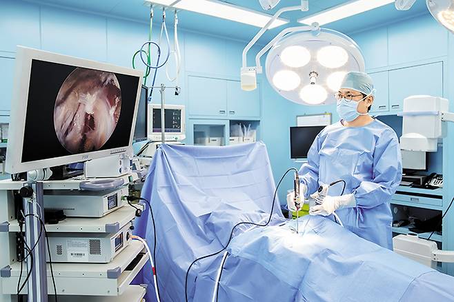 연세하나병원 척추센터 정윤교 원장은 “척추질환은 MRI 상 문제가 발견된다 하더라도 단순한 퇴행성변화일 수 있기 때문에 실제 환자가 느끼는 증상과 일치하는지 확인하는 과정이 필요하다”고 말했다./김지아 헬스조선 객원기자