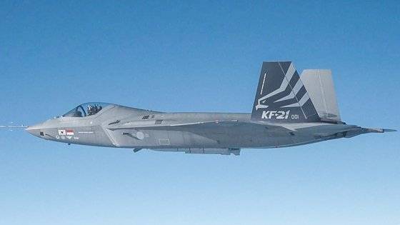 방위사업청은 국산 전투기 '보라매'(KF-21) 시제 1호기가 2023년 1월 17일 첫 초음속 비행에 성공했다고 밝혔다. 사진은 '보라매'(KF-21) 시제 1호기의 비행 모습.방위사업청